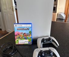 PS5 Disc Edition + 2 controllers + Minecraft [EU Plug]