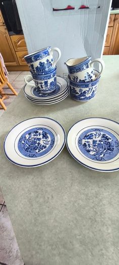 Arklow WILLOW IRELAND Blue and White inc Willow pattern 2 cup and saucers with milk jug set in saucer olso open suger bowl set in saucer 8 pices set 60.00 euro.