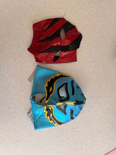 WWE costume belts 7euro each 1 black sold
