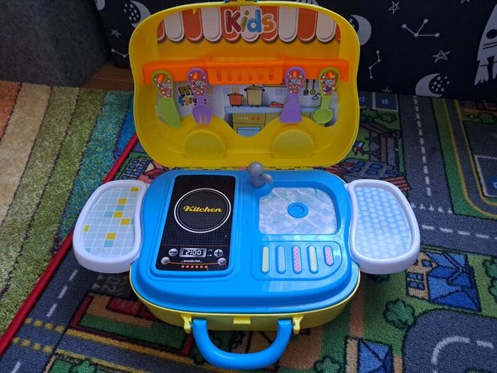 Portable toy kitchen