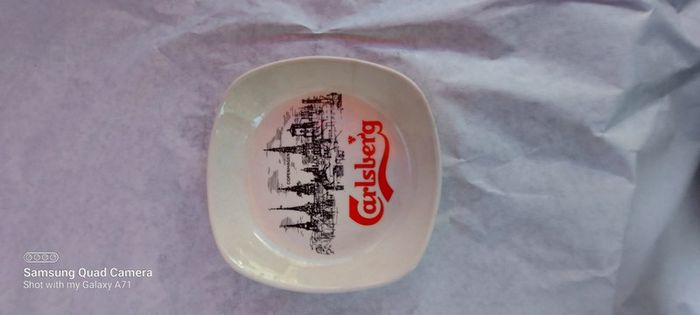 carslberg ashtray,,good condition,,pitting on glaze,,overall good, thank you, collectors item, handy for man cave, home bar etc, if buyer collects cheaper .take as is .