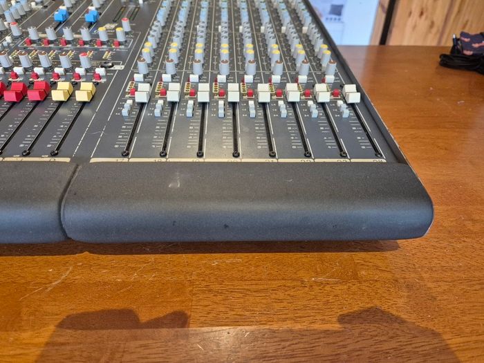Allen & Heath GL2200 24-Channel Mixer in Flight Case