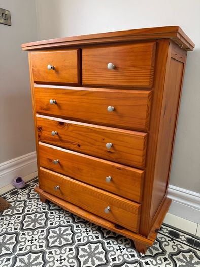 Chest of drawers