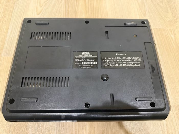 Sega Mega Drive bundle - 2 Controllers - 4 games