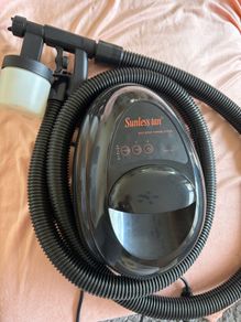 Spray tan machine