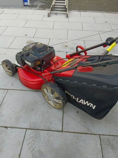 Prolawn self drive lawnmower with Briggs and stratton engin 625 series and 21 inch cut steel body in excellent working condition which starts first pull