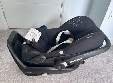 Maxi Cosi Car seat and 2way Isofix Base