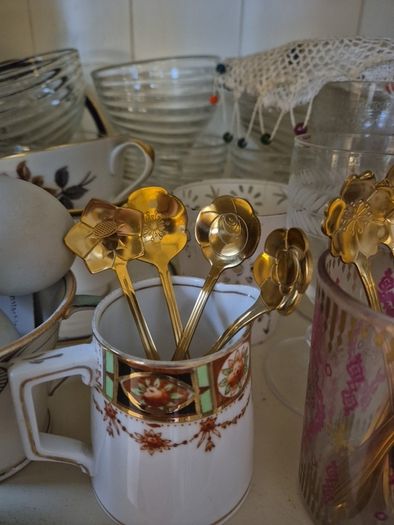 Pretty Brass coloured coffee/tea spoons