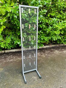 Large Wire Mesh Grid Wall Shop Dislay Stand With 18 Hooks