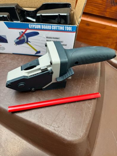 Cutting tool for plasterboard
