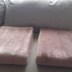 Pink throws (set of 2)
