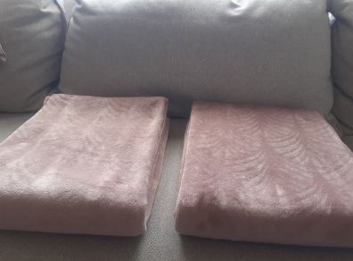 Pink throws (set of 2)