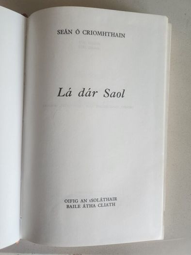 La Dar Saol. Sean O Criomhthain. Published By  Oifig An Tsolathaie Baile Atha Cliath. Published 1972 Hardback In Good Condition. See Photos For Same.