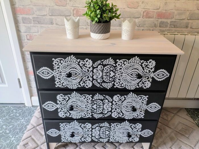 Chest of drawers