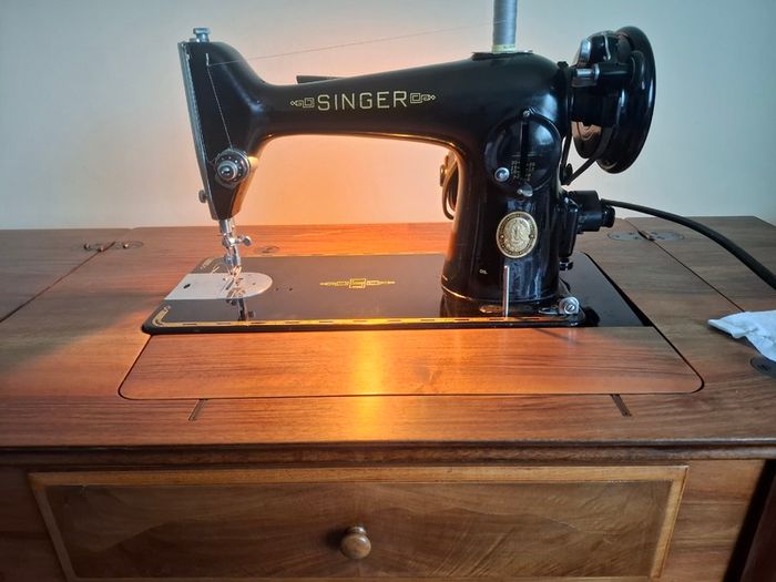 1953 Singer 201k in Queen Anne cabinet with stunning walnut burl top