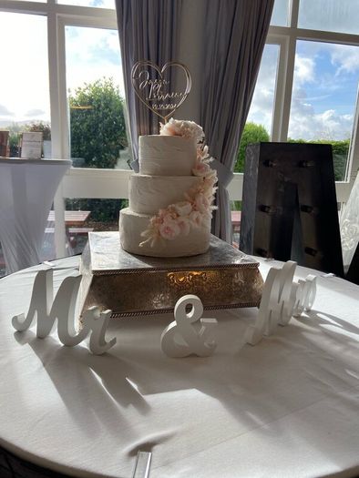 Face wedding cake