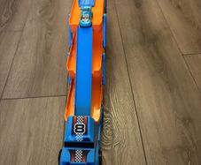 Transporter Truck