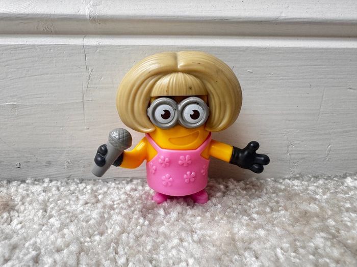 2019 Singer Mom approx. 5.5 cm. McDonald's Minion Action Figure Despicable Me Rise of Gru Used Please see photos