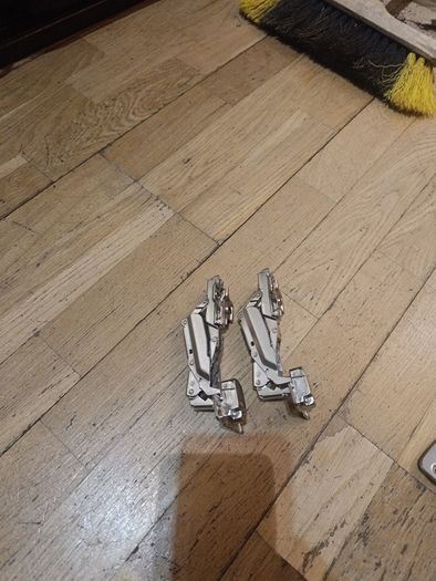 Kitchen wardrobe 180 degree hinges non softclose