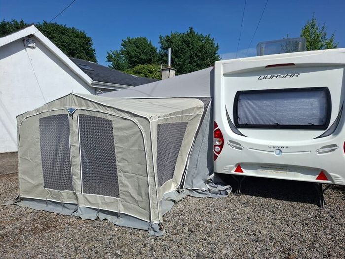 6 Berth caravan Lunar Quaser 556