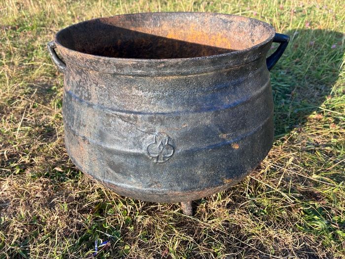 Heavy metal skillet pot