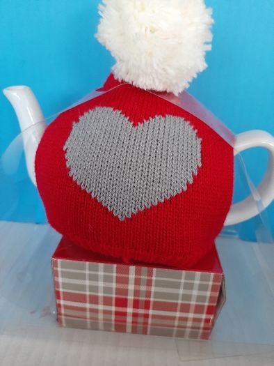 New tea pot small and heart cosie
