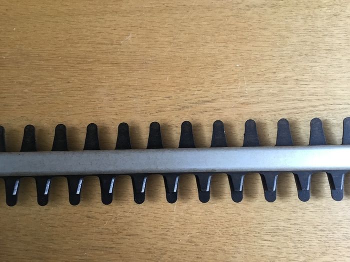 Cordless hedge trimmer