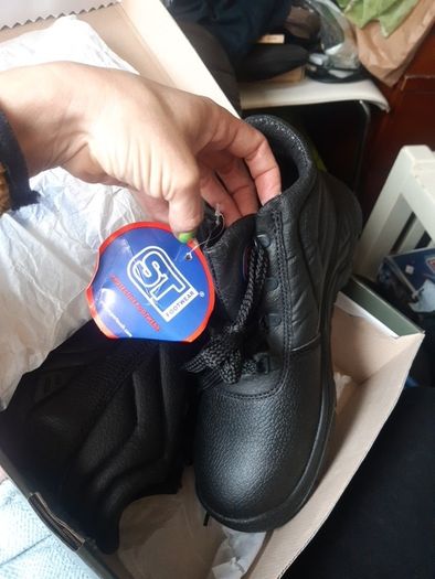 Brand new safety boots - size8