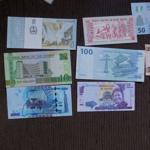 Lot of 8 Uncirculated Banknotes from Africa.No 5.