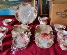 Brand New In Box And In Original Packaging Authentic First Quality 21 Piece Royal Albert Old Country Roses Bone China Gold Gilt Tea Set For 6 Person