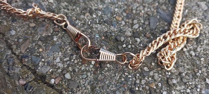 Vintage jewelry is sold individually for 5 to 10 euros