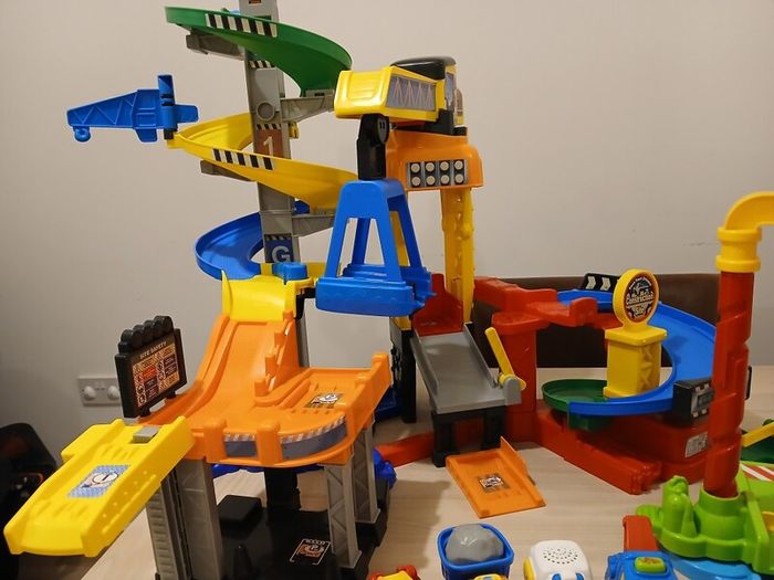 Vtech Toot Toot drivers bundle: Construction Site, Fire Station, Criss Cross Raceway, and 7 cars