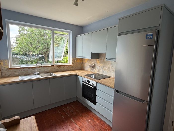 Carpenter Handyman kitchen fitter Flat pack specialist