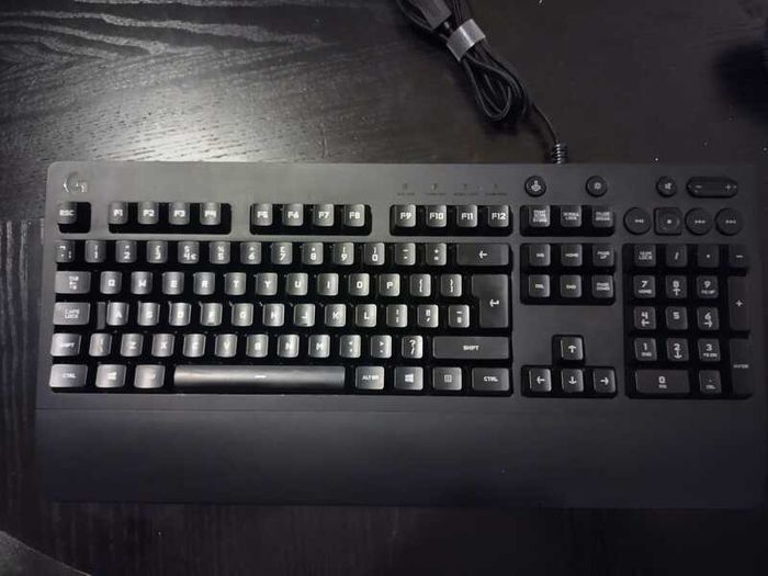 Logitech G213