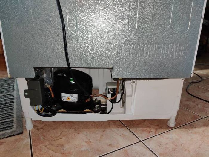 Kenwood Integrated Under Counter Large Fridge  131L  Fully Working