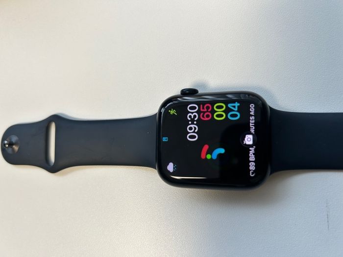 Apple Watch 8 45 mm GPS with charger (84% Battery Health)