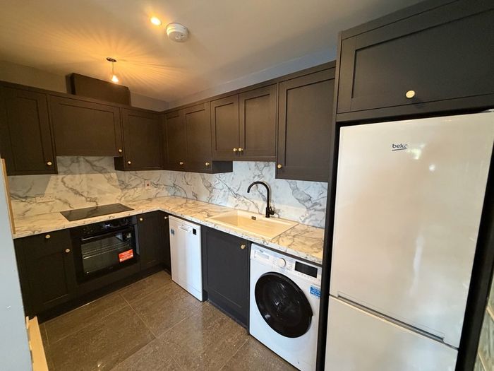Carpenter Handyman kitchen fitter Flat pack specialist