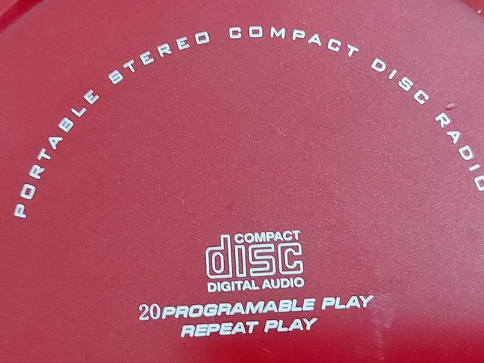 Bench Portable CD Player with Radio, Model KH222, Red, in new condition and working great