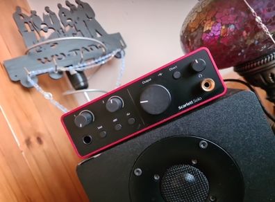 focusrite scarlett solo 4 gen + microphone