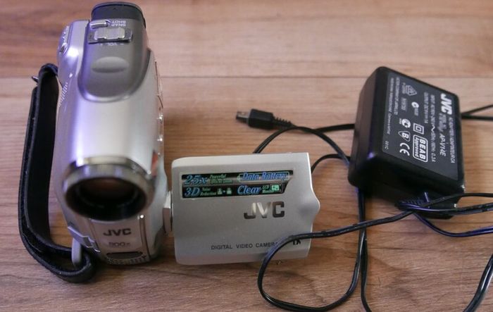 JVC GR-D247EK Handheld MiniDV Camcorder with charger Tested