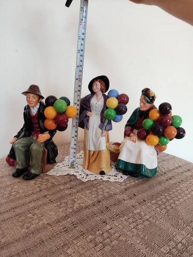 Vintage porcelain figurines family of balloon sellers by Royal Doultot . 85 euro each