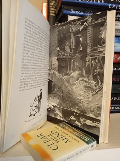 Raiders Overhead: A Diary of the London Blitz by Barbara Nixon (LP215)