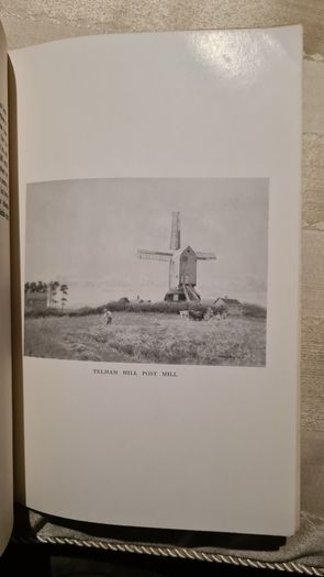 Walker's Quarterly. Rare 1930.windmills In Sussex By G. M. Fowell. Illustrated & Data Coloured By A. Ford Hughes. First Edition Paperback In Good Condition Complete With Walker's. Monthly Pull Out. See Photos.