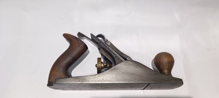 A Vintage Record No 4 Smoothing Plane ( with a spare Iron & Chip breaker)