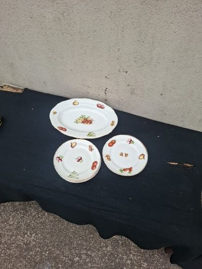 7 vintagd vegetables plates 1 service and 6 sides plates