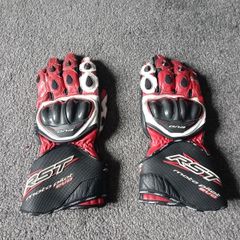 Motorcycle gloves