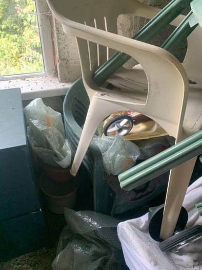 7 plastic garden chairs
