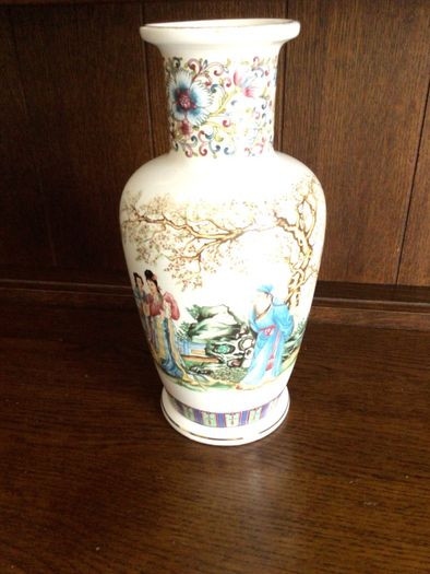 Vintage Oriental karraresi design 12 inch vase