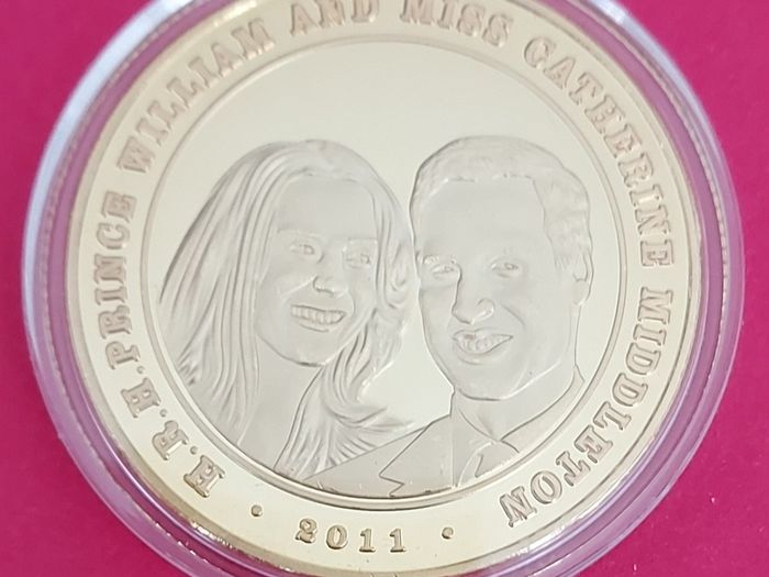 William and Kate Royal Wedding Commemorative Coin 2