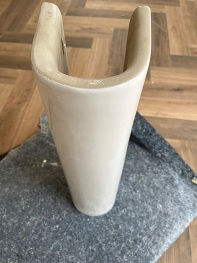 wall-hung bathroom basin with full pedestal